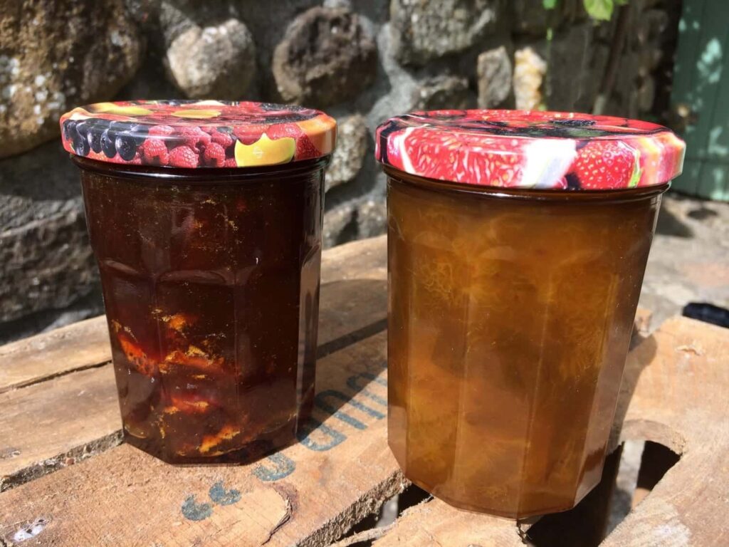 Zwei Töpfe hausgemachte Marmelade